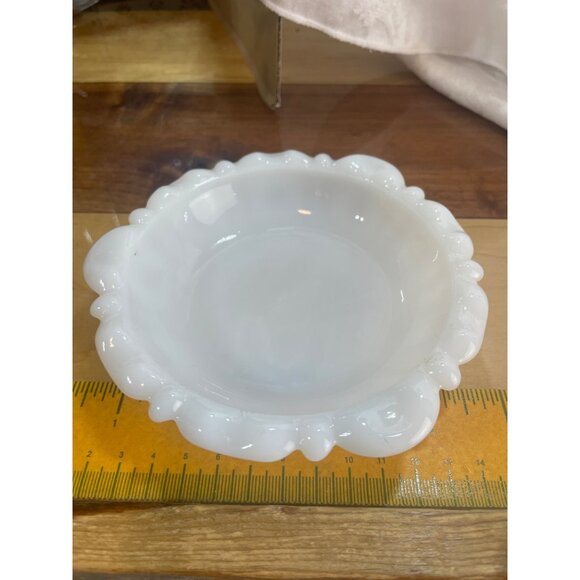 Milk Glass Ashtray Dish Trinket Holder 5.25" wide - Picture 4 of 6